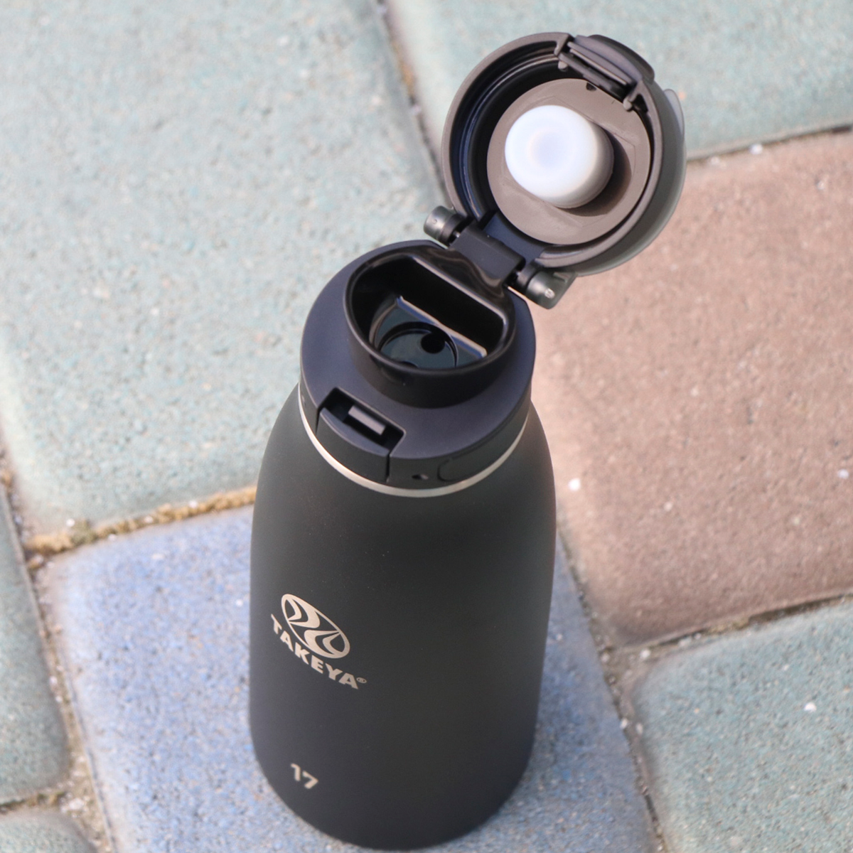traveler-fliplocktm-lid-b2 96076-R-TravelerLid-Lifestyle-Onyx.png